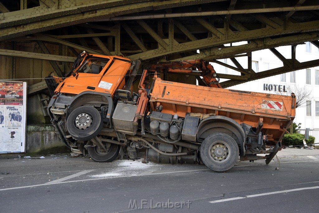 LKW blieb unter Bruecke haengen Koeln Deutz Deutz Muelheimerstr P017.JPG - Miklos Laubert